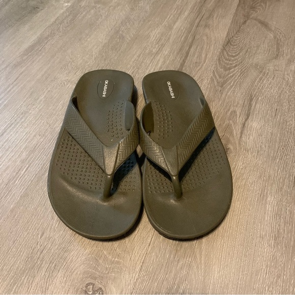 Men’s summer vacation Okabashi olive green Sandals Textured Footbed Flip-Flops - Picture 2 of 5